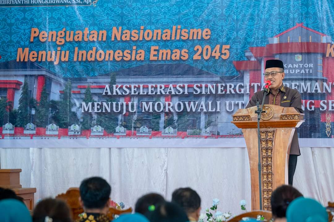 Foto: (MCDD) Wakil Bupati Morowali Utara, H. Djira K, S.Pd, M.Pd memberikan sambutan di depan ratusan ibu PKK
