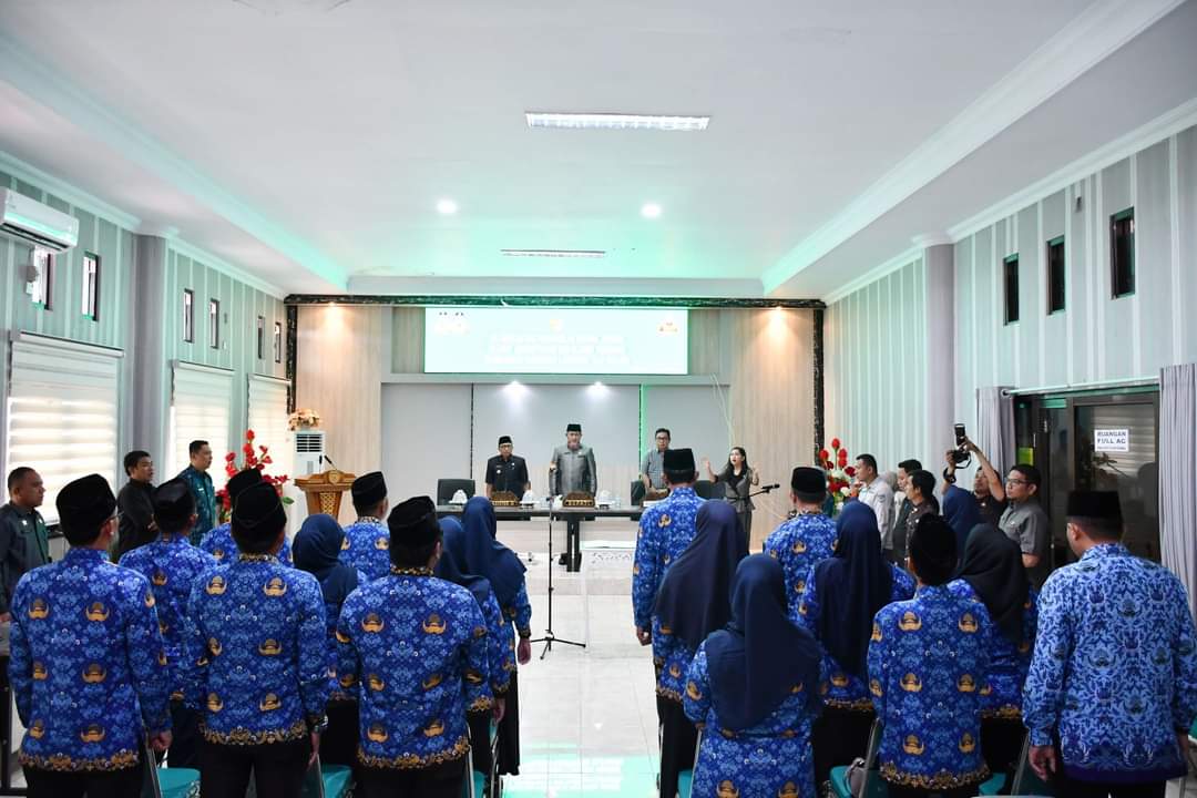 Bupati Tojo Una-Una Mohammad Lahay melantik dan mengambil sumpah jabatan Pejabat Administrator dan Pejabat Pengawas sebanyak 18 (delapan belas) orang. di Ruang Rapat Utama, Jumat (20/09/2024) (foto Bidang IKP Diskominfotouna)