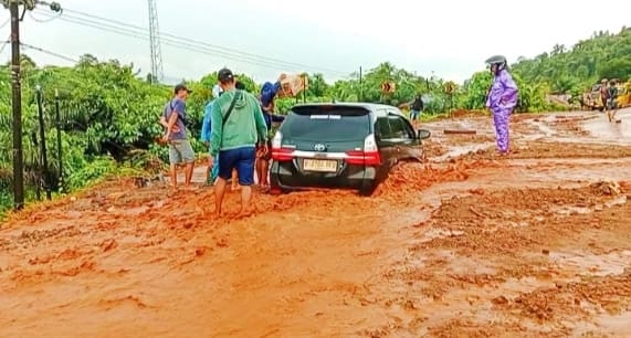 Kijang naas terseret arus longsor di Desa Bungintimbe Morowali Utara, (Foto: Ist)