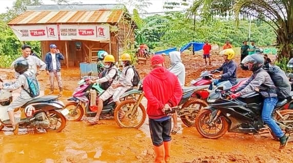 Gerak cepat pembersihan longsoran, arus lalulintas kembali lancar (Foto: ist)