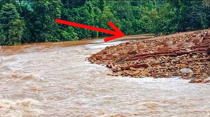 Akibat Longsoran Limbah tambang, abrasi Sungai Tambalako membuat jalan ke Desa Bimojaya terputus (Foto: Ist)