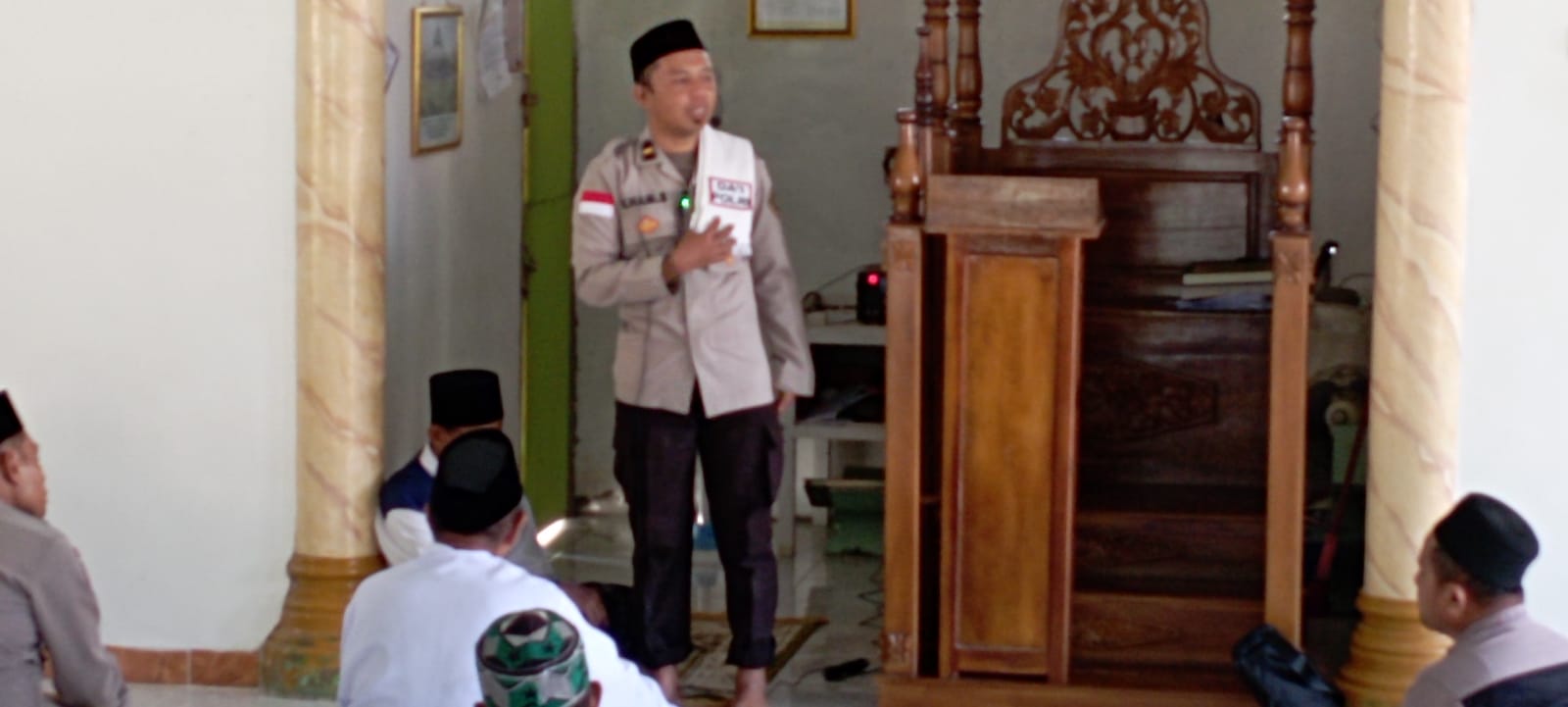 Foto Tim Da'i Polri Ipda Ilham Sriwan menyampaikan pentingnya rasa syukur kepada Allah SWT di Masjid Al Muhajirin