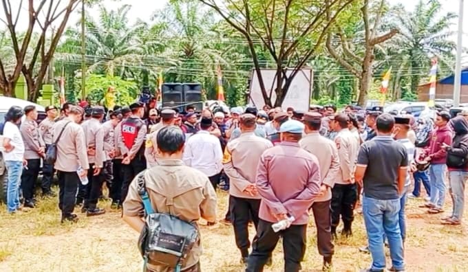 Polres Morowali Utara mengawal aksi Demo di kantor KEMENAG Morut di Desa Tompira (Foto: Ist)