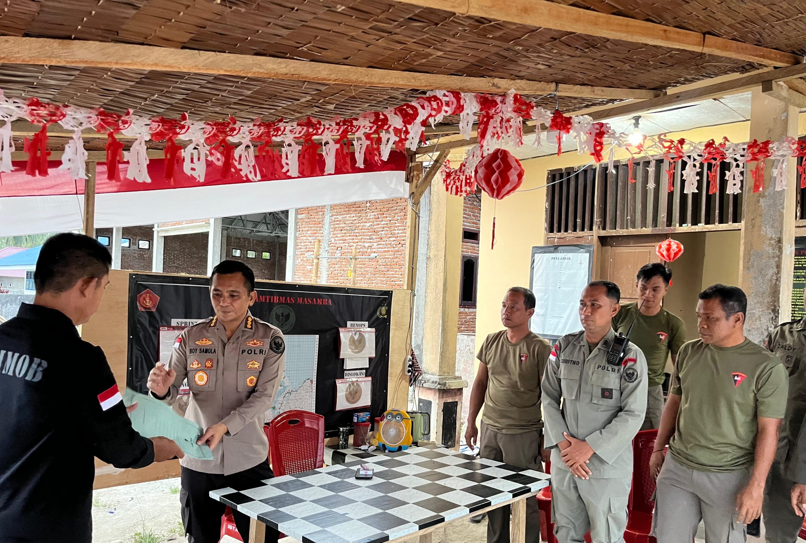 Kombes Pol. Boy F.S. Samola, kembali melakukan kunjungan ke dua Pos Kamtibmas di wilayah operasi