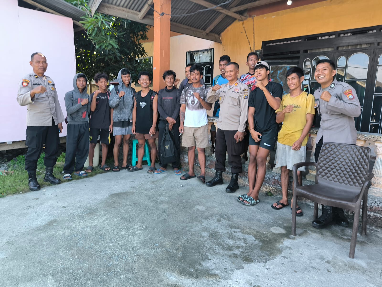 Foto: Kasat Binmas AKP Ngatimin dan anggota melaksanakan Jumat Curhat bersama warga masyarakat Desa Labuan, Kecamatan Ratolindo, Kabupaten Tojo Una-Una