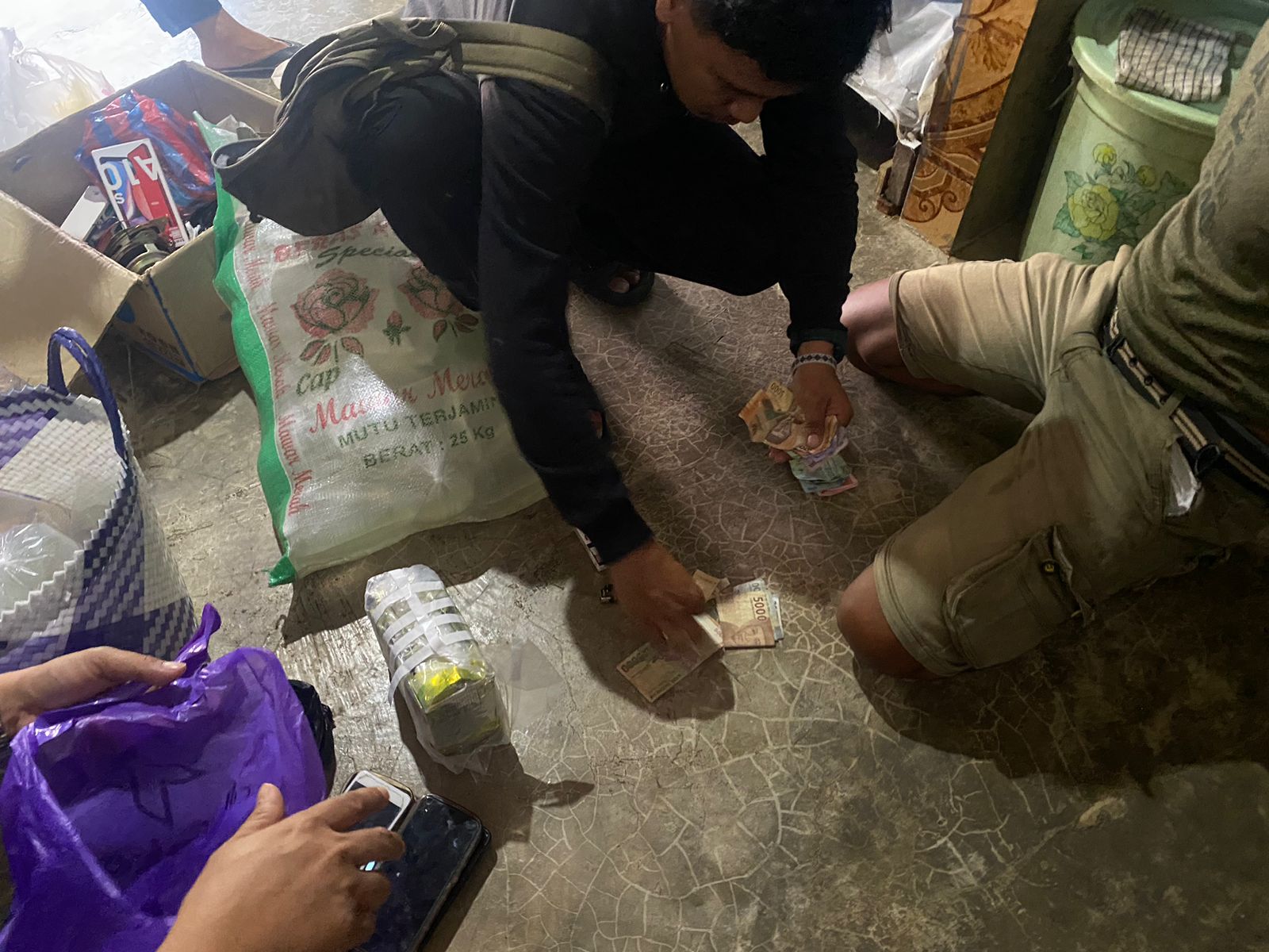 Foto: Kasubbid penmas, saat dilakukan penggledahan disaksikan perwakilan masyarakat setempat ditemukan (satu) paket besar yang diduga Narkotika Jenis Sabu