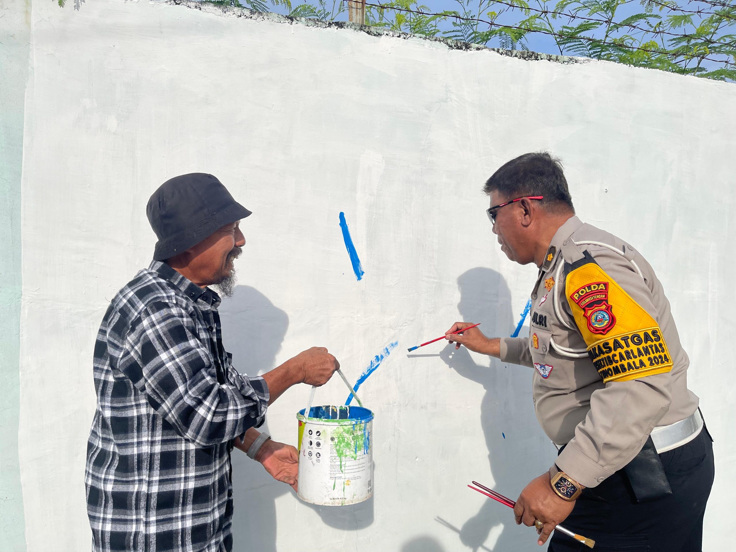 Foto: Kasubdit Kamseltibcar lantas Kompol H. Abu Bakar Djafar bergambar untuk mengajak masyarakat menciptakan keamanan