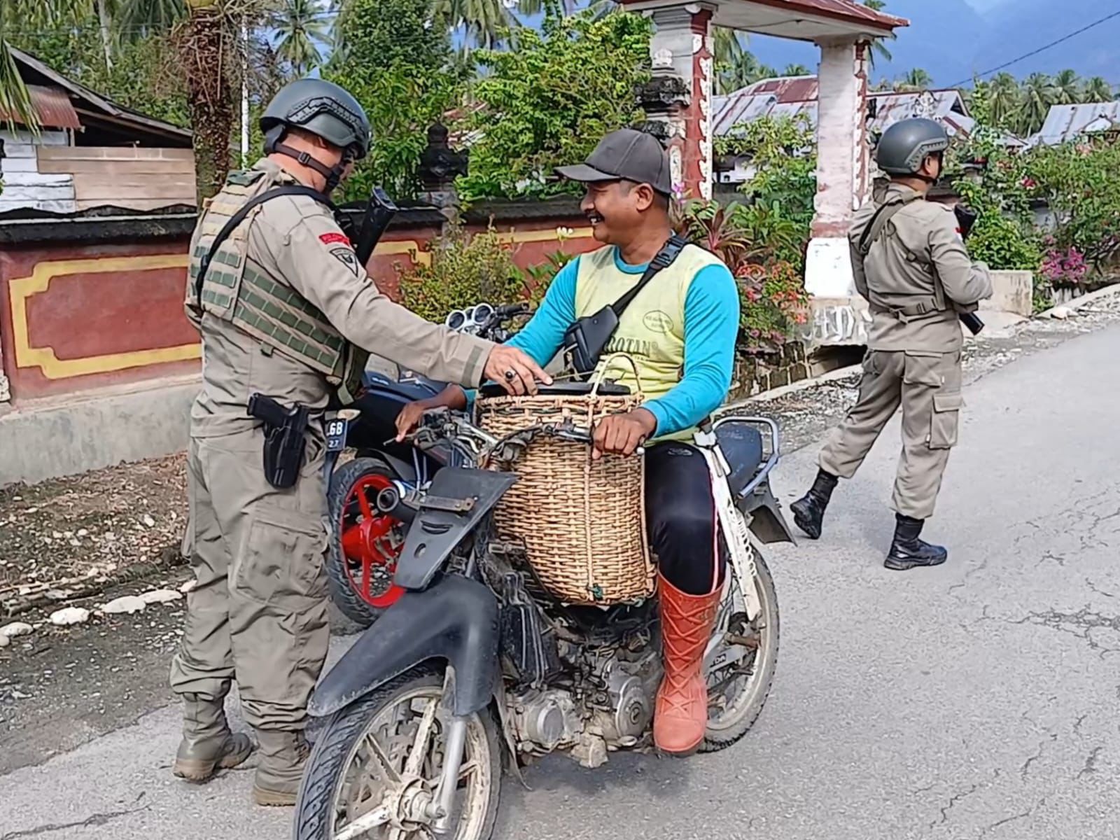 Foto: Satgas Madago Raya secara intensif razia kendaraan dan sambang warga di empat pos kamtibmas secara serentak di Kabupaten Poso.