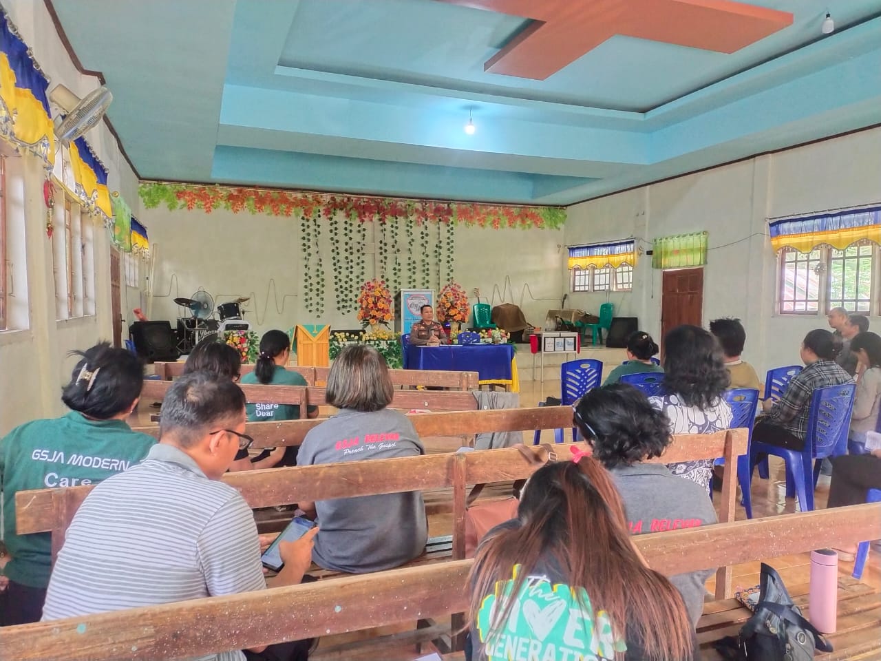 Foto: Rohaniawan kamtibmas melaksanakan tatap muka dengan para Pendeta dan hamba Tuhan Gereja Sidang Jemaat Allah (GSJA) dalam rapat kerja wilayah III di Kelurahan Ranononcu, Kecamatan Poso Kota Selatan, Kabupaten Poso.