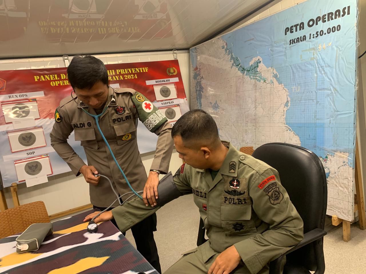 Foto: Subsatgas Dokkes Satgas IV Banops Ops Madago Raya menggelar pemeriksaan kesehatan terhadap personel Tim Alfa 1 Satgas III Preventif Ops Madago Raya