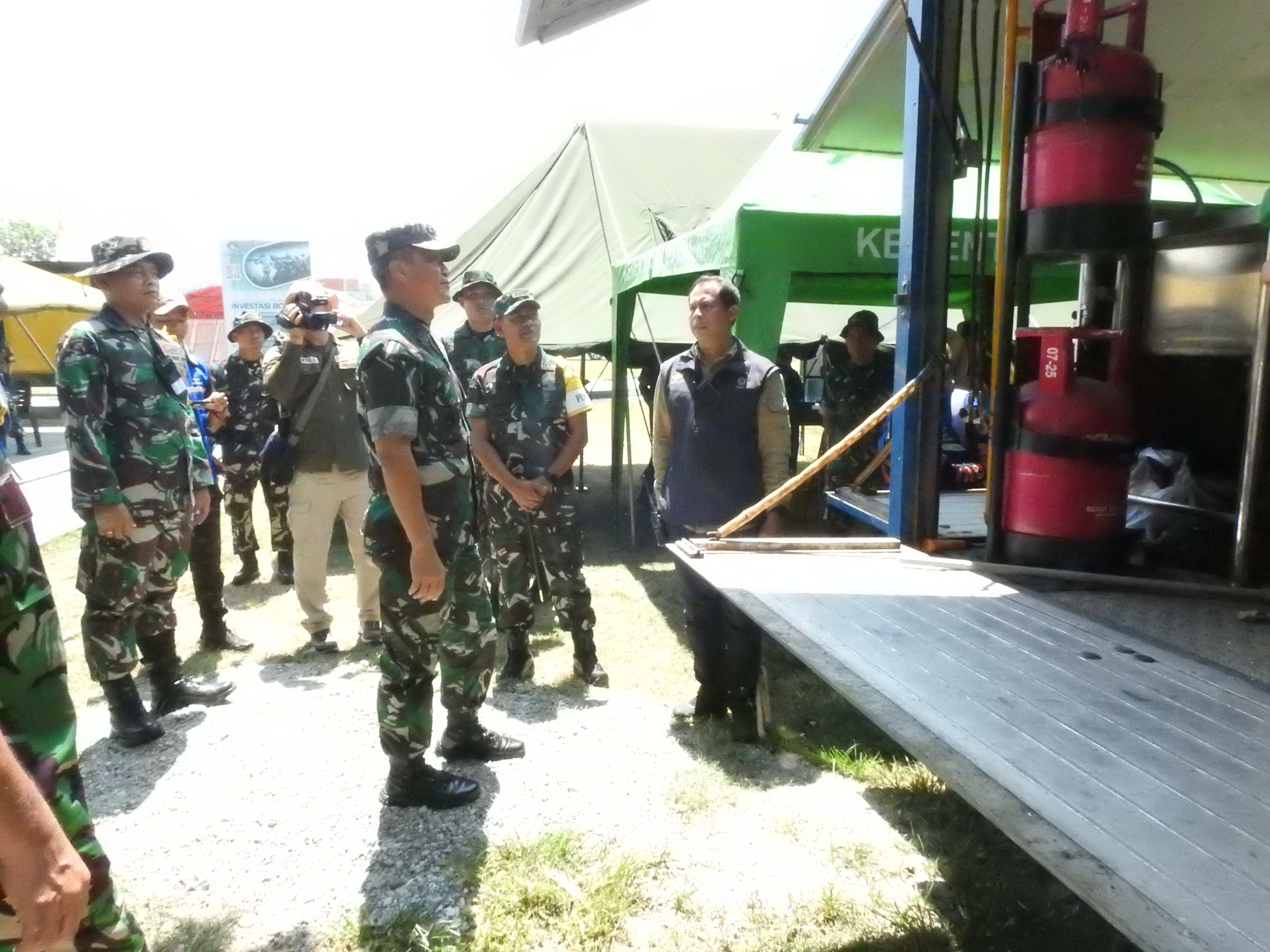 Pangdam XIII/Merdeka, Mayor Jenderal TNI Candra Wijaya, M.A., bersama rombongan meninjau langsung kegiatan Latihan Lapangan Penanggulangan Bencana Alam
