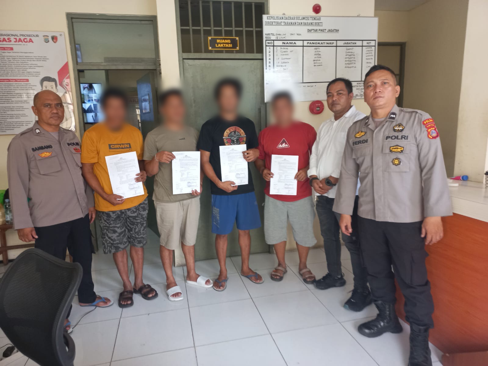 Empat tersangka masing-masing inisial RL (45), DB (42), NN (37) dan SS (50) warga Kec. Batui Kab. Banggai hari ini (Kamis 19/9/2024) dibawa tim penyidik Ditreskrimum Polda Sulteng untuk diserahkan kepada Kejaksaan Negeri di Kab. Banggai