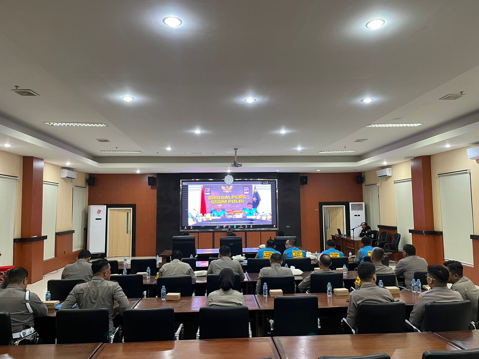 Pelaksanaan oom meeting Dari Ruang Rapat Utama (Rupatama) lantai 2 Polda Sulteng