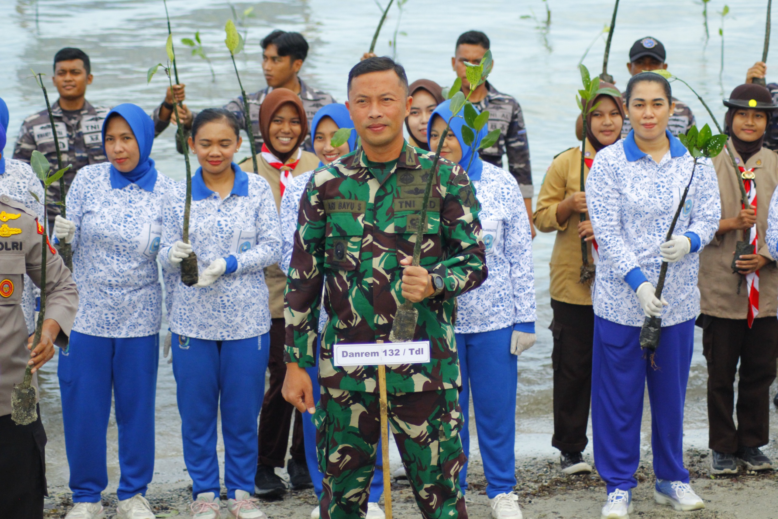 Korem 132/Tadulako Letkol Inf Ary Bayu Saputro, S.Sos Lestarikan Lingkungan Lewat Penanaman Mangrove di HUT Ke-79 TNI