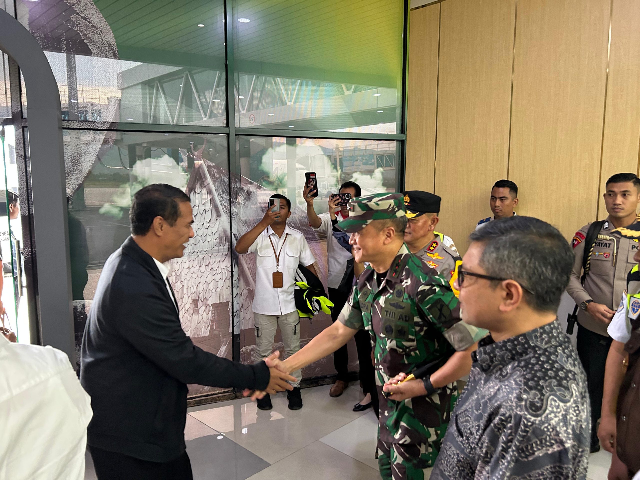 Pangdam) XIII/Merdeka, Mayor Jenderal TNI Candra Wijaya, M.A. menyambut kedatangan Menteri Pertanian, Dr. Ir. H. Andi Amran Sulaiman M. P. , di Bandara Mutiara SIS Al-Jufri, Palu, Rabu (25/9/2024).