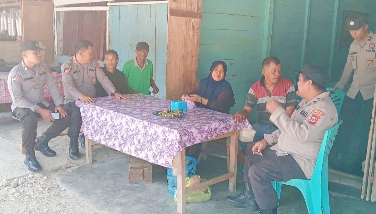 Jajaran Polsek Lembo temui warga Pasar Beteleme, menyampaikan pesan Kamtibmas & Pilkada Damai, (Foto: Ist)