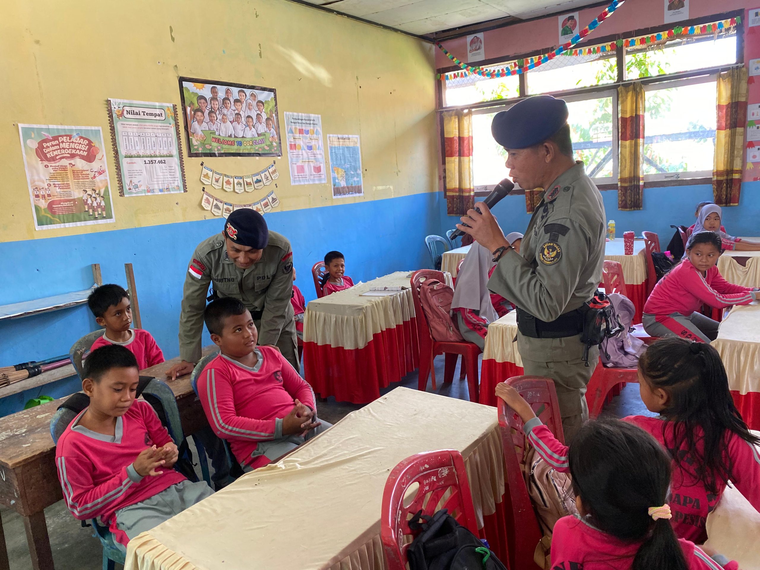 Satgas III Preventif Operasi Madago Raya memberikan sosialisasi kepada siswa SDN Pinedapa, Kecamatan Poso Pesisir, Kabupaten Poso.