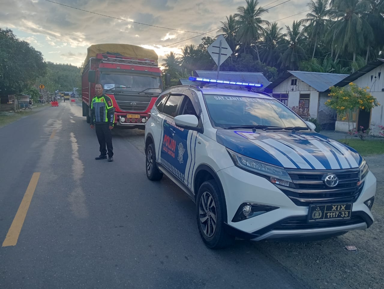 Operasi Mantap Praja Polres Touna Kawal Logistik Pilkada berupa kotak suara pemilihan tiba di gudang KPU Kabupaten Tojo Una Una (Touna), Minggu sore (29/9/2024).