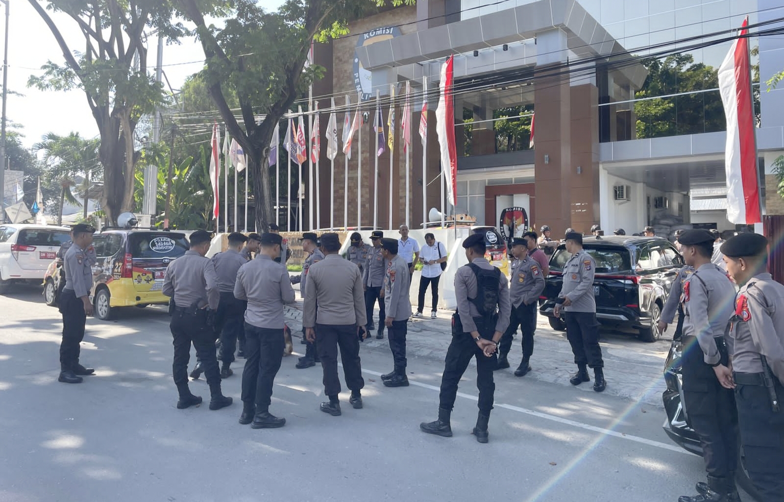 Satgas OMP Tinombala 2024 memperkuat pengamanan Komisi Pemilihan Umum (KPU) Sulteng menjelang penetapan pasangan Calon Kepala Daerah (Cakada) Gubernur dan Wakil Guibernur Sulteng pada Pilkada tahun 2024.