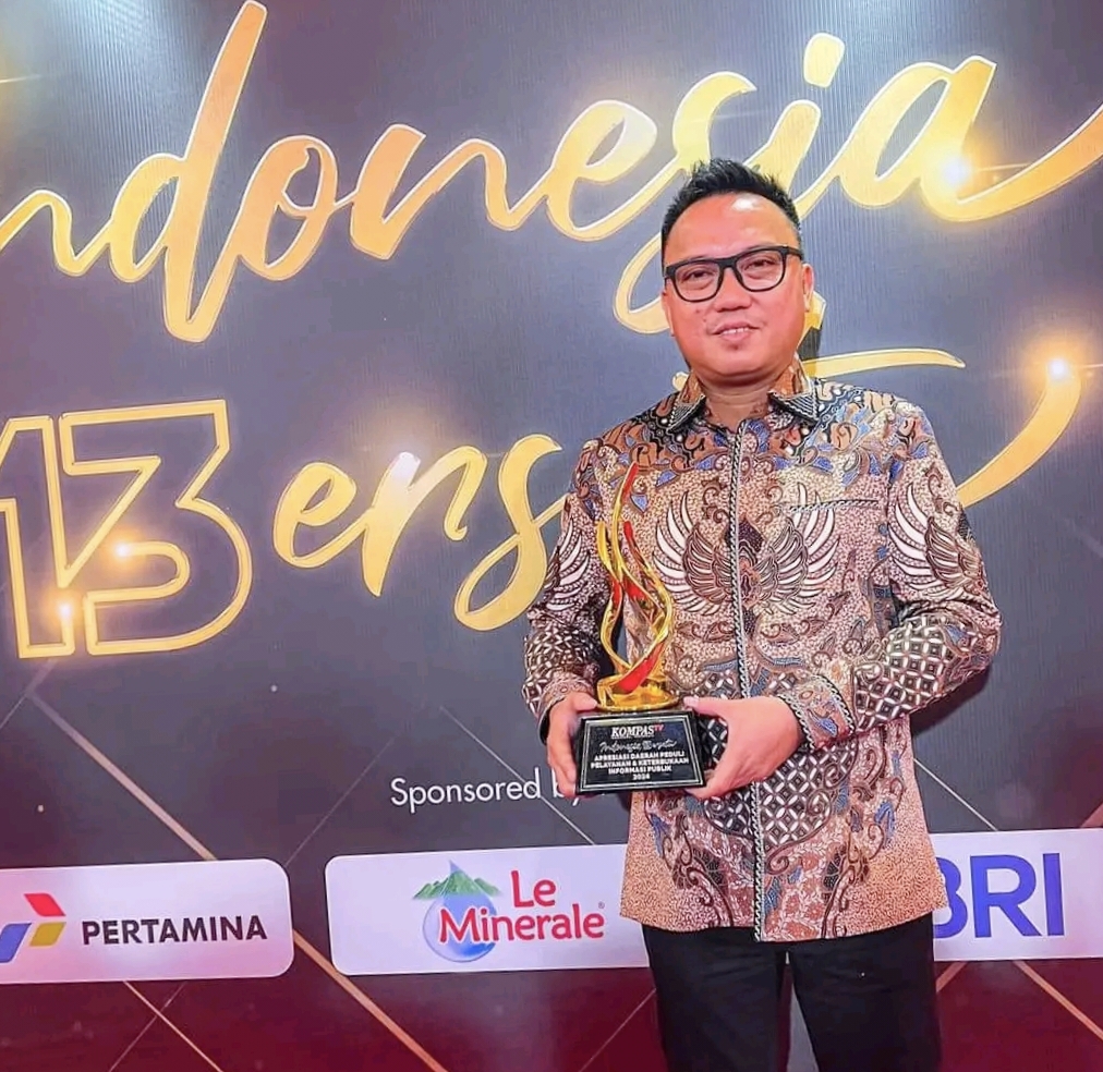 Foto: Bupati Morut Dr dr Delis Julkarson Hehi, MARS, menerima Piala HUT Kompas TV di Jakarta