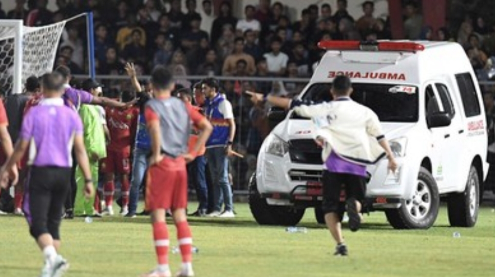 Wasit Eko Agus Sugih Harto dilarikan ke rumah sakit usai dipukul pemain Sulawesi Tengah. (ANTARA FOTO/ADENG BUSTOMI)