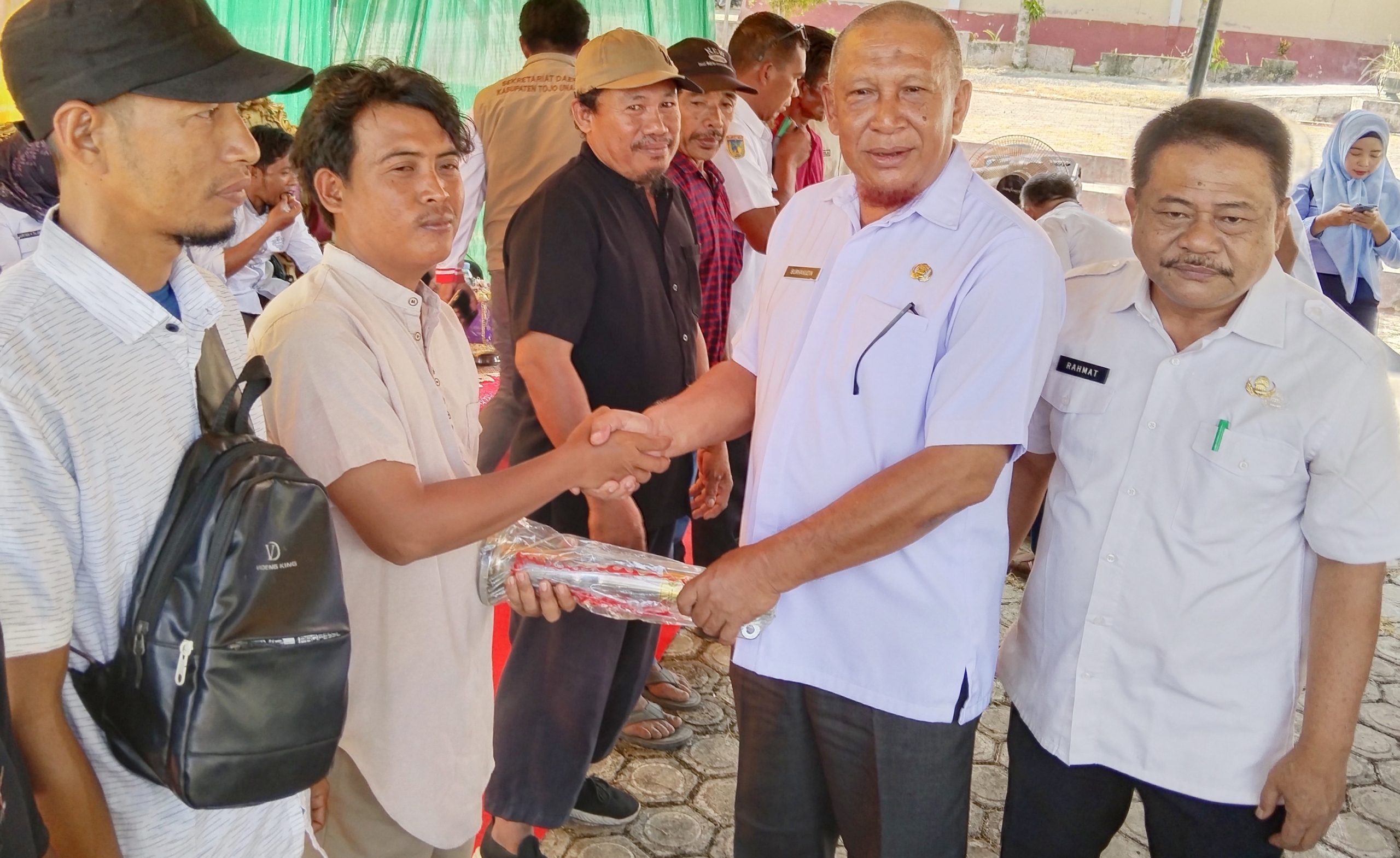 Foto: Staf Ahli Bidang Pemerintahan, Hukum, dan Politik Burhanudin Lahay Secara Simbolis Penyerahan Bantuan Mesin Katinting, Alat Tangkap Ramah Lingkungan, serta fasilitas pendukung lainnya