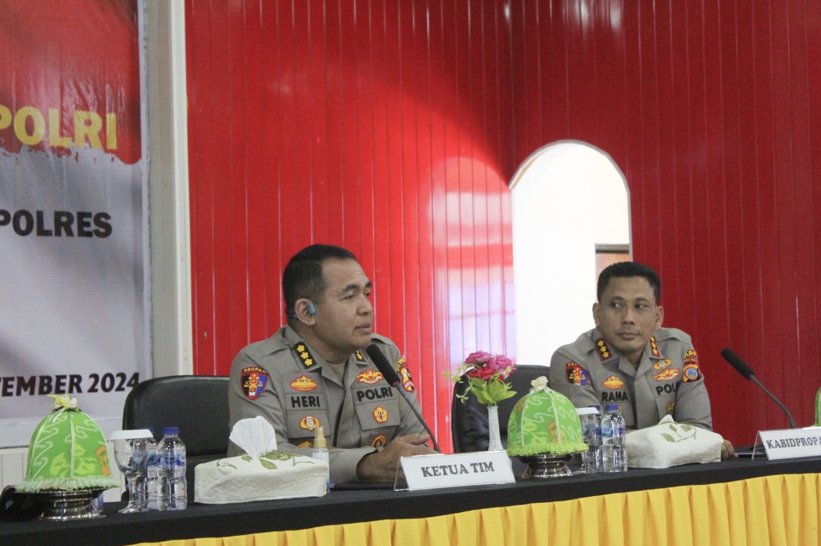 Kabidpropam Polda Sulteng Kombes Pol. Rama Samtama Putra mendampingi tim Divpropam Polri yang dipimpin Kombes Pol. Heri Setyawan, Kabag Binetika Rowabprof Divpropam Polri.