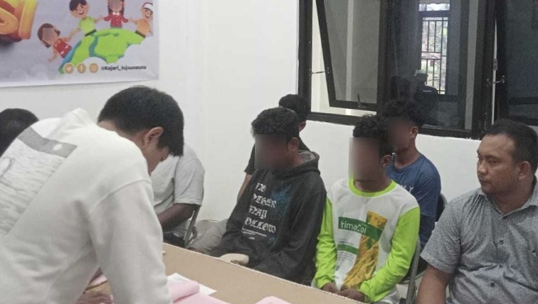 Lima Tersangka asal Desa Mosolo, Kecamatan Wawoni Tenggara, Kabupaten Konawe Kepulauan diserahkan ke Kejaksaan Negeri Tojo Una-Una oleh Penyidik Satpolairud Polres, jumat (20/9/2024)