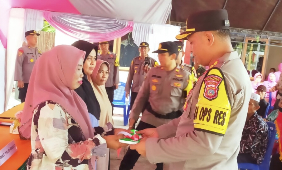 Mewakili Kapolda Sulteng, Kapolres Touna AKBP Ridwan J.M. Hutagaol, S.I.K., S.H. Serahkan bantuan rumah kepada warga korban banjir