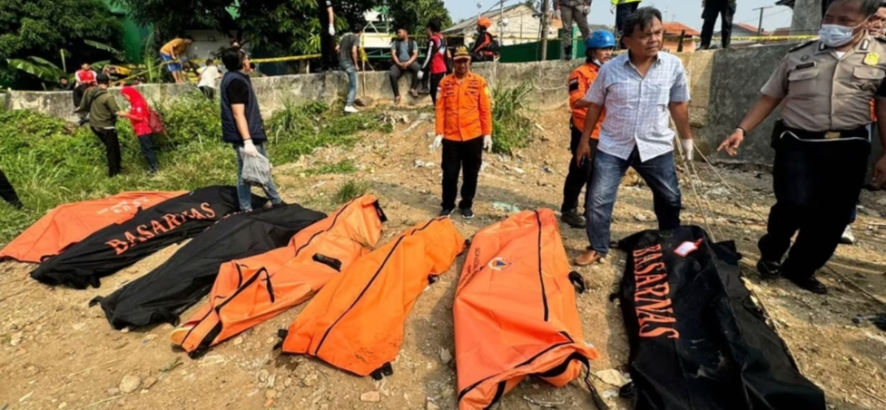 7 mayat yang ditemukan mengapung di Kali Bekasi, Jatiasih, Kota Bekasi (Foto DISWAY.ID)