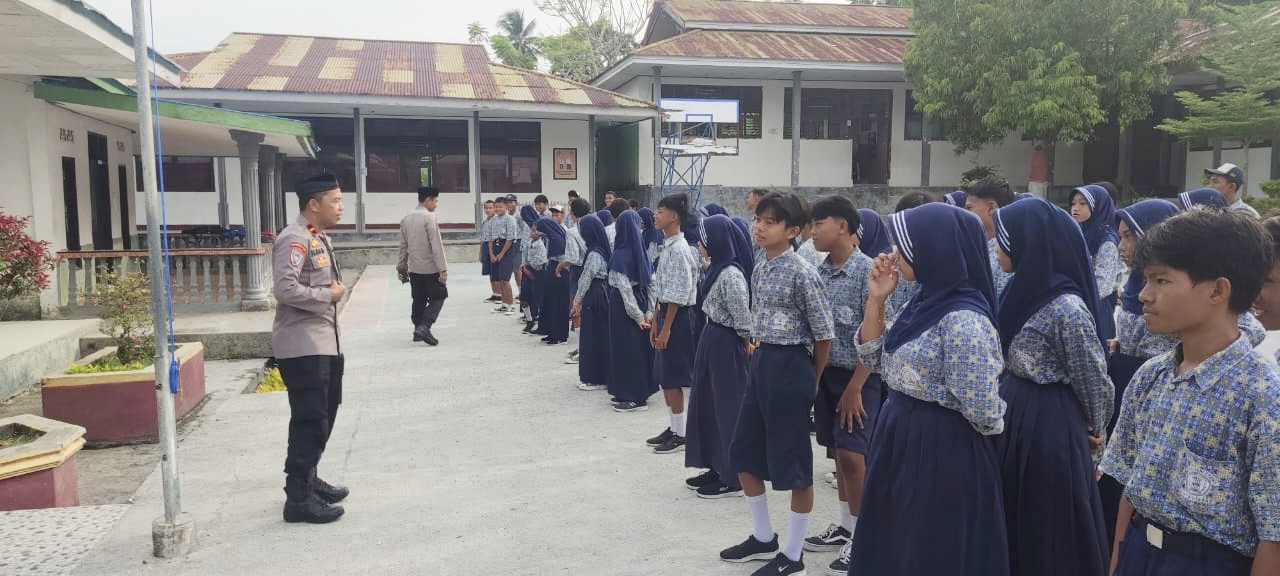 Tim Dai Polri Satgas II Preventif Operasi Madago Raya memberikan pemahaman yang benar tentang nilai-nilai kebangsaan dan bahaya radikalisme serta intoleransi.