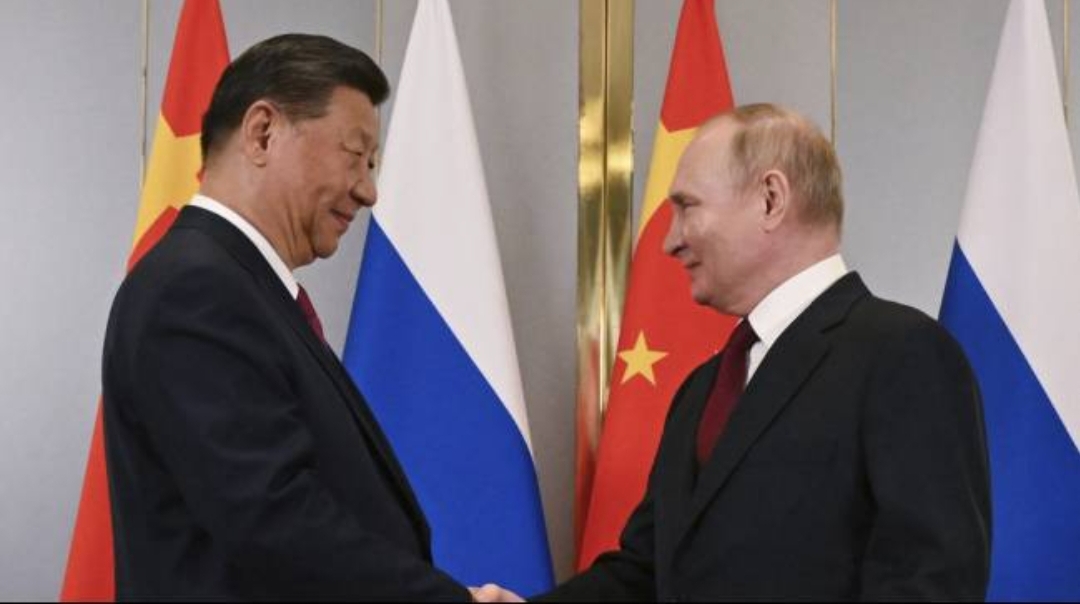 Presiden Rusia Vladimir Putin (kanan) dan Presiden China Xi Jinping berjabat tangan selama pertemuan di sela KTT Organisasi Kerja Sama Shanghai (SCO) di Astana, Kazakhstan, 3 Juli 2024. (Sumber: Sergey Guneyev, Sputnik, Kremlin Pool Photo via AP)
