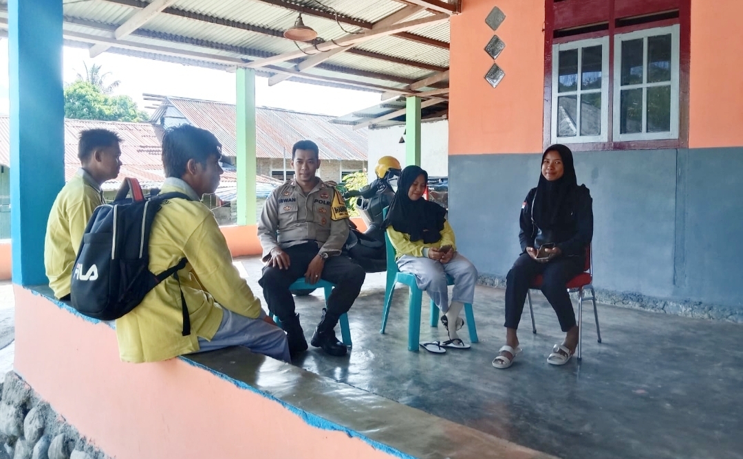 Polsek Ulubongka Bripka Irwan melaksanakan Jumat curhat bersama warga, Jum’at (27/9/2024).