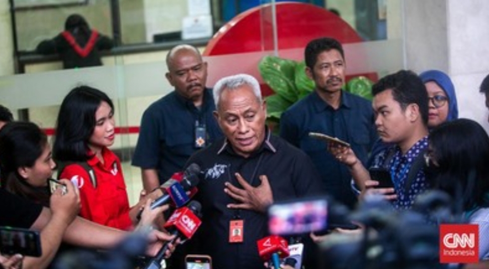 Ketua DPP PDIP Bidang Kehormatan Partai, Komaruddin Watubun mengungkap alasan partainya mencopot Tia Rahmania dan Rahmad Handoyo sebagai anggota DPR terpilih 2024-2029. (CNN Indonesia/Adi Ibrahim)