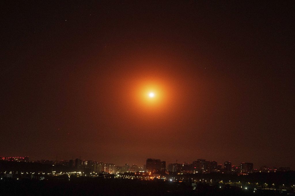 Foto: AP/Evgeniy MaloletkaPertahanan udara Ukraina mencegat pesawat nirawak Shahed di udara selama serangan udara Rusia di ibu kota Kyiv, Ukraina, Sabtu, 7 September 2024. (Foto AP/Evgeniy Maloletka)