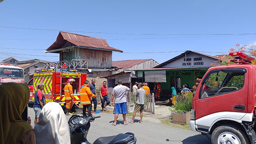 Api nyaris menghanguskan sebuah rumah milik Ahmad Daila alias Om Dele di Jalan Jeruk kelurahan Dondo (Foto: Ist)