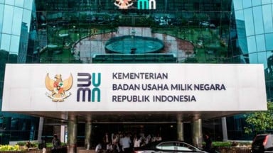 Logo baru Kementerian Badan Usaha Milik Negara (BUMN) terpasang di Gedung Kementerian BUMN, Jakarta, (ANTARA FOTO/Aprillio Akbar)
