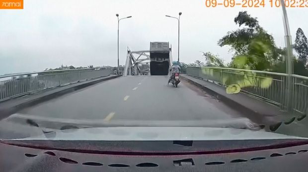 Foto: Sebuah jembatan yang biasanya ramai di provinsi Phu Tho, Vietnam runtuh pada hari Senin (9/9/2024) akibat usai di terjang topan Yagi. (Tangkapan Layar Video Reuters/VTV)