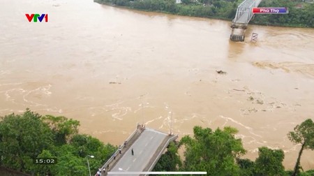 Foto: Sebuah jembatan yang biasanya ramai di provinsi Phu Tho, Vietnam runtuh pada hari Senin (9/9/2024) akibat usai di terjang topan Yagi. (Tangkapan Layar Video Reuters/VTV)