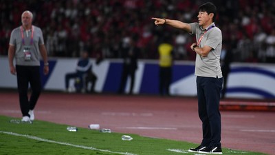 Shin Tae Yong saat memimpin Timnas Indonesia lawan Australia. (ANTARA FOTO/HAFIDZ MUBARAK)