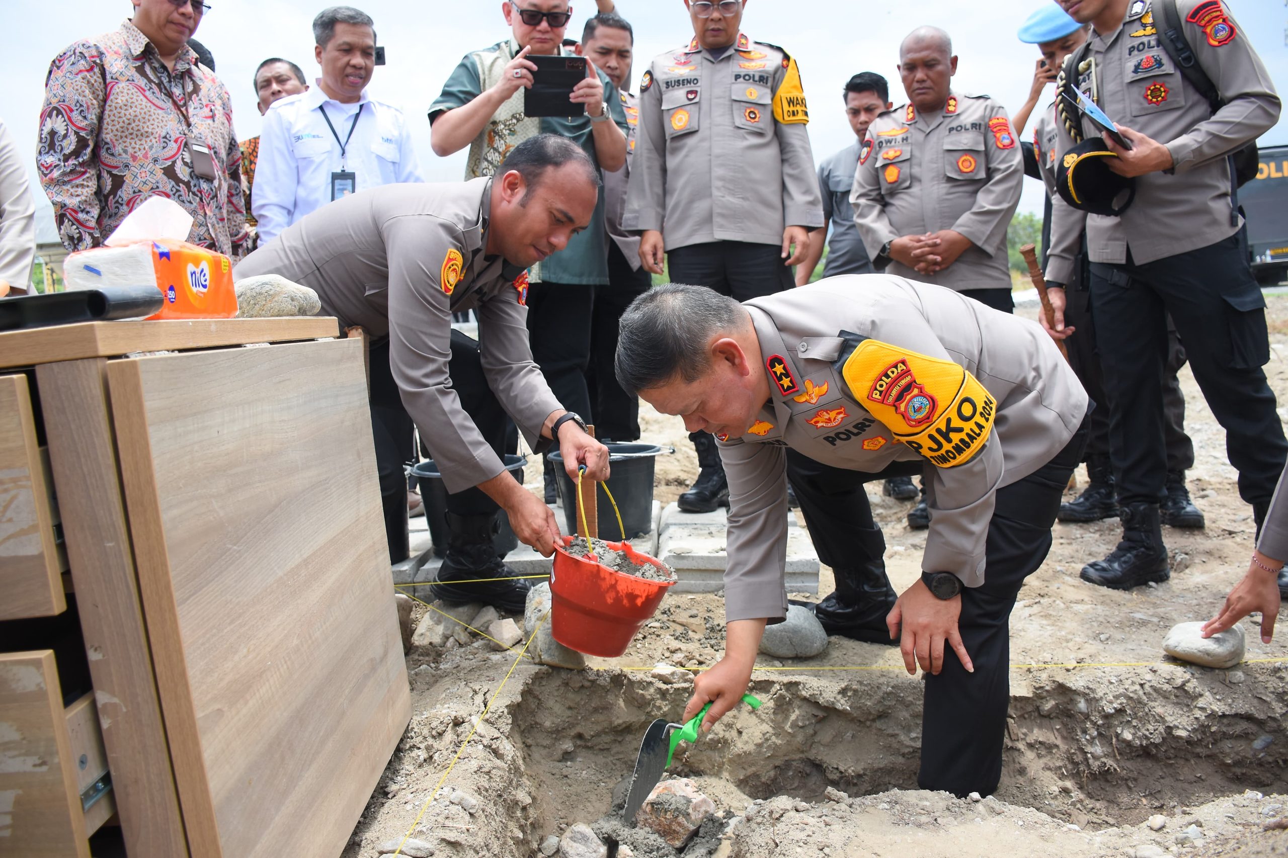 Peletakan batu pertama pembangunan perumahan “Roviga Residance” dilakukan Kapolda Sulteng Irjen Pol Dr. Agus Nugroho di Jalan Untad I, Kota Palu, Rabu (2/10/2024).