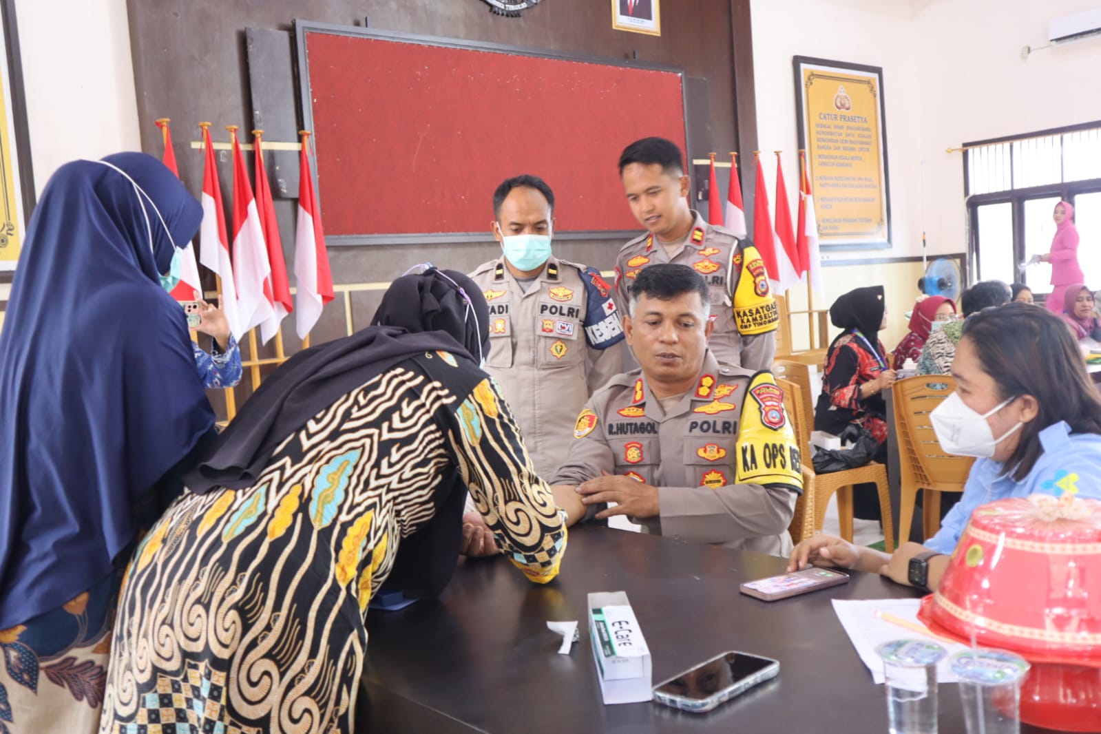 Kegiatan yang dilaksanakan di Aula Endra Dharmalaksana ini diawali dengan pemeriksaan kepada Kapolres Touna AKBP Ridwan J.M. Hutagaol, S.I.K., S.H. dan diikuti oleh pejabat utama dan personel Polres Touna.