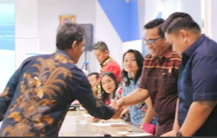 Wakil ketua DPRD Sementara Morowali Utara langsung berjabat tangan dengan pihak PLN UP3 Palu, Usai mendapat jawaban pasti 1 Mgh PLTD (Foto: Ist)