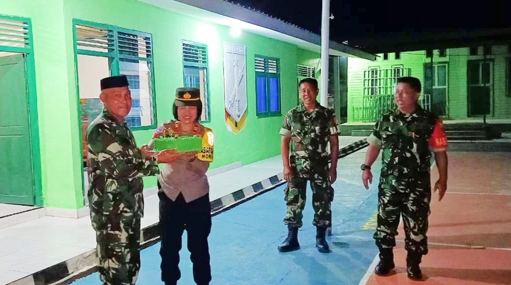 Senyum akrab Koramil 1311-05 Kapten Burhanuddin menyambut ucapan HUT TNI dari Kapolsek Mori Atas IPTU.Ni.Nyoman Sukreni (Foto: Ist)