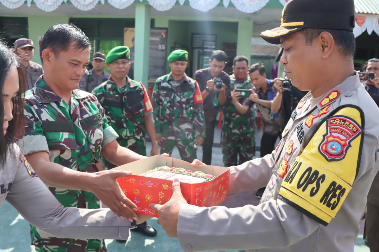Kapolres Tojo Una Una (Touna) AKBP Ridwan J.M. Hutagaol, S.I.K, S.H. memberikan kejutan hadiah bagi anggota TNI di Koramil 1307-05/Ratolindo, Pos TNI AL dan personil Kompi D Batalyon 714 SM, Sabtu (5/10/2024).