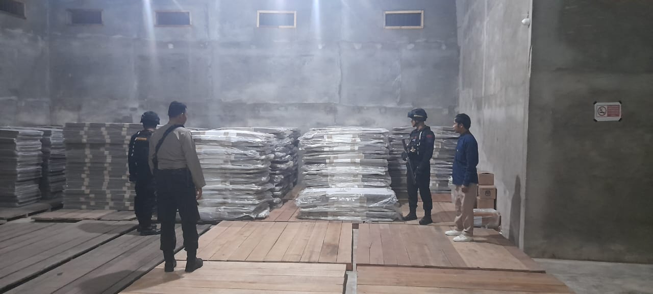 Patroli Gabungan Amankan Fasilitas Pemilu di Kabupaten Tolitoli (5/10/2024) 