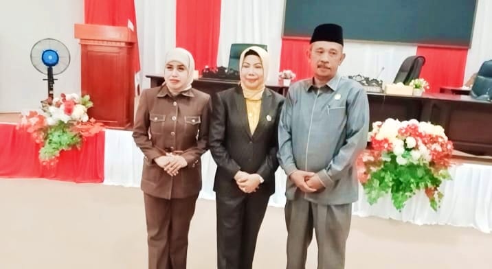 Warda DG Mamala,SE (tengah) diapit oleh Hj.Megawati Ambo Asa dan H.Ambo Mai (Foto: Rudy)