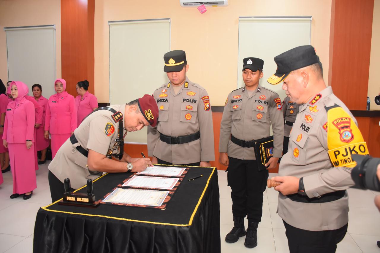 Kapolda Sulawesi Tengah (Sulteng) memimpin pelaksanaan serah terima jabatan Kabidpropam dan melantik Direktur Reserse Siber (Dirressiber) Polda Sulteng di Aula Rupatama Polda Sulteng, Selasa (8/10/2024)