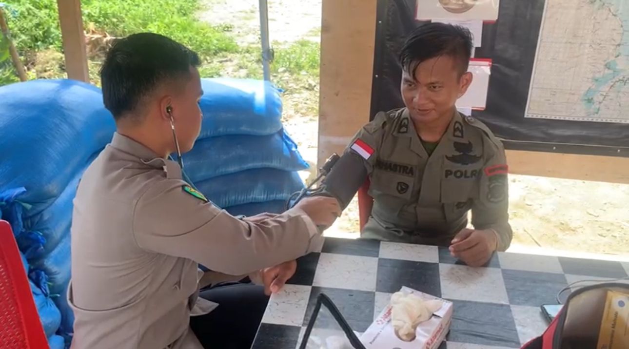 Satgas IV Bantuan melalui Subsatgas Dokkes melaksanakan patroli kesehatan dan memberikan pelayanan medis kepada personel pos kamtibmas di wilayah operasi Kabupaten Poso, pada Selasa (15/10/2024).