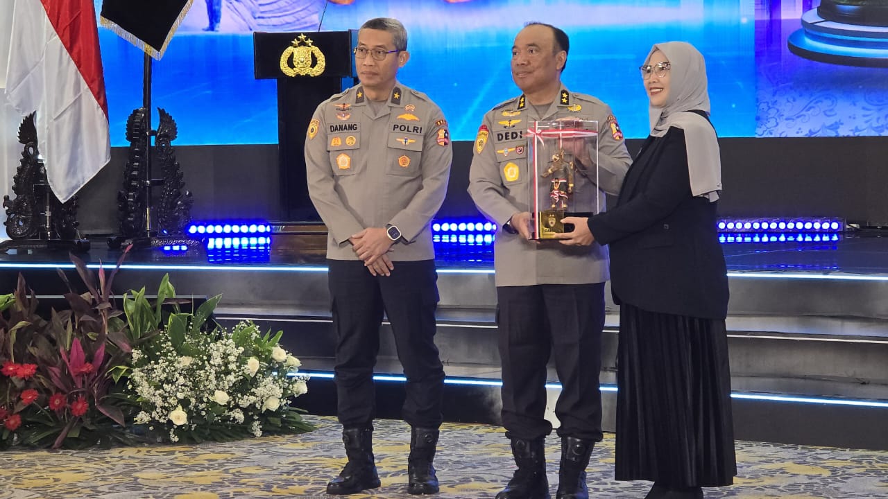 Komisi Nasional (Komnas) Disabilitas memberikan penghargaan berupa piagam kepada Polri atas kebijakan rekrutmen proaktif bagi penyandang disabilitas.